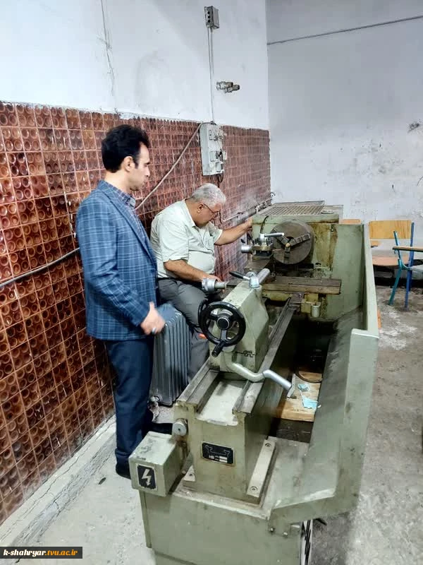 تعمیر و راه اندازی دستگاه تراش جهت آموزش دانشجویان مکانیک ماشین های کشاورزی توسط اساتید مرکز آقای دکتر ذکی و مهندس داودی 3