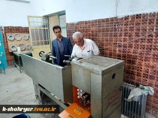 تعمیر و راه اندازی دستگاه تراش جهت آموزش دانشجویان مکانیک ماشین های کشاورزی توسط اساتید مرکز آقای دکتر ذکی و مهندس داودی 6